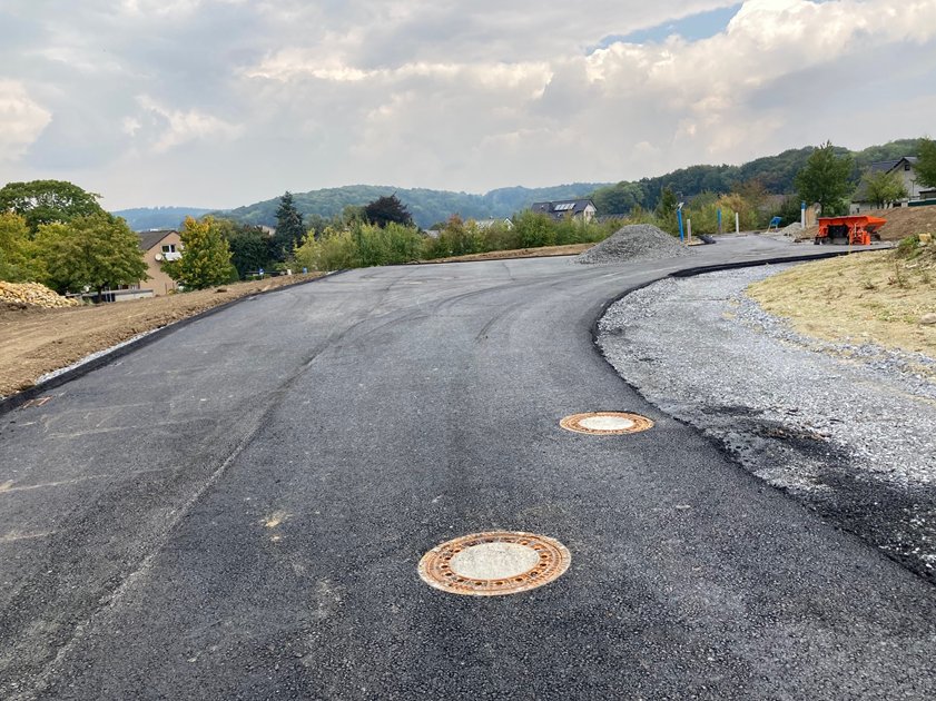 Hier ist eine neu angelegte Straße zu sehen.