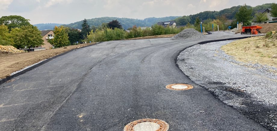 Hier ist eine neu angelegte Straße zu sehen.