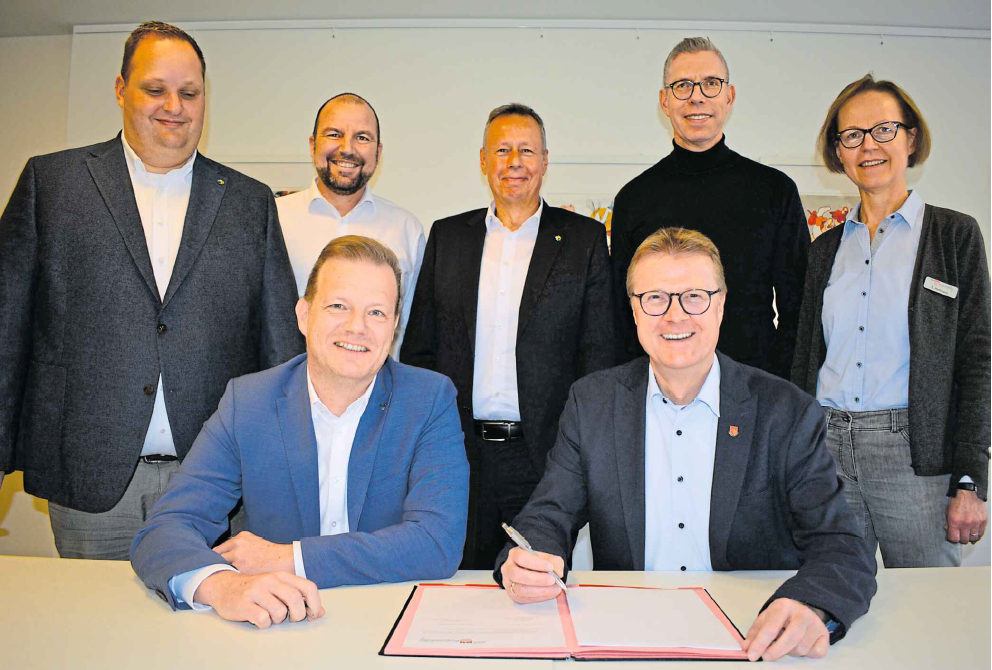 Foto von der Vertragsunterzeichnung netzplus Hier siegt man die Vertragsunterzeichnung mit netzplus