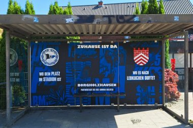 Bushaltestelle in Borgholzhausen Bushaltestelle im Arminia-Look in Borgholzhausen