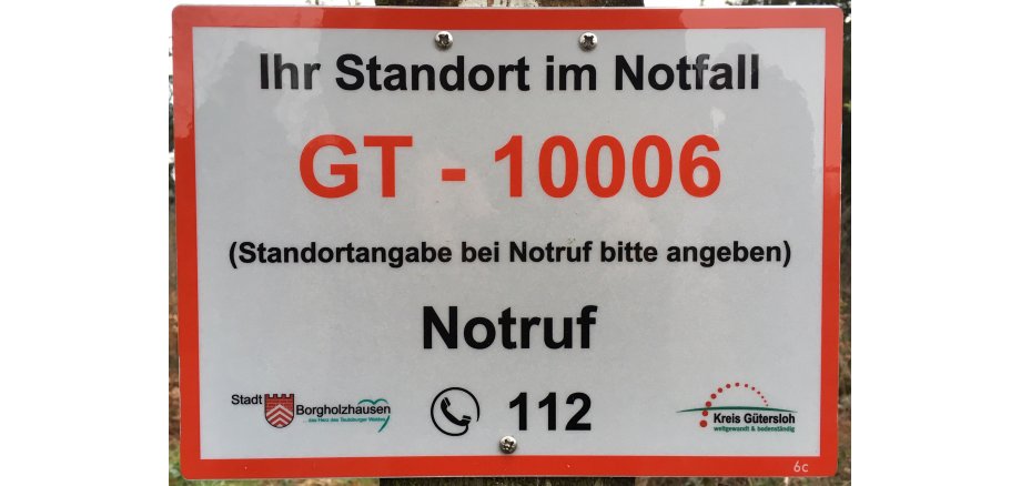 Rettungspunkt Borgholzhausen Rettungspunkt-Tafel im Wald