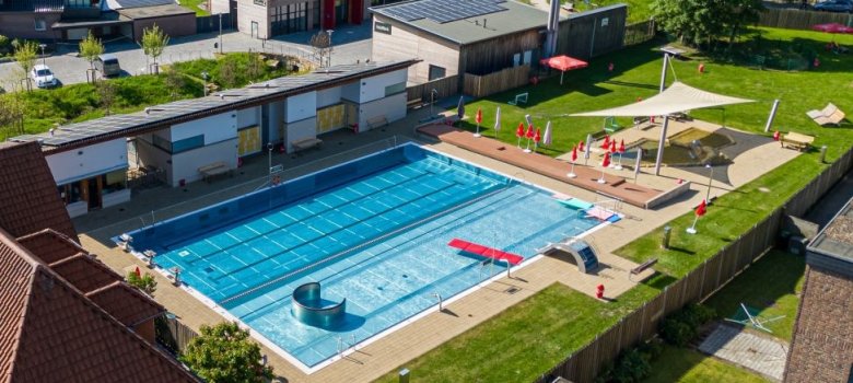 Freibad Borgholzhausen Hier ist ein Luftbild des Freibads Borgholzhausen zu sehen.