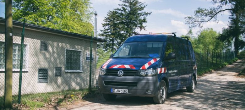 Wasserwerk Borgholzhausen Auf dem Foto steht das Fahrzeug des Wasserwerks vor dem Wasserwerksgebäude.