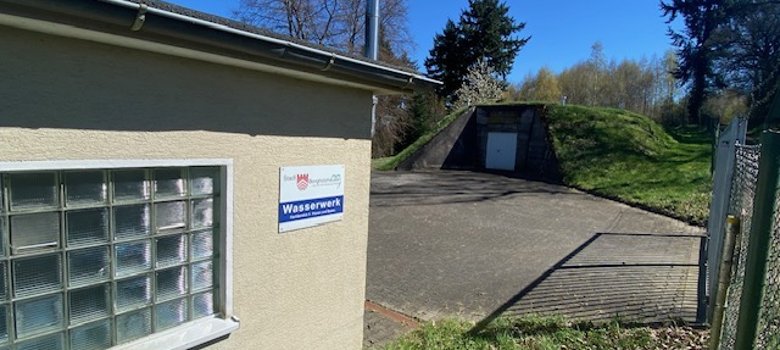 Hier ist das Wasserwerk Borgholzhausen von außen zu sehen.